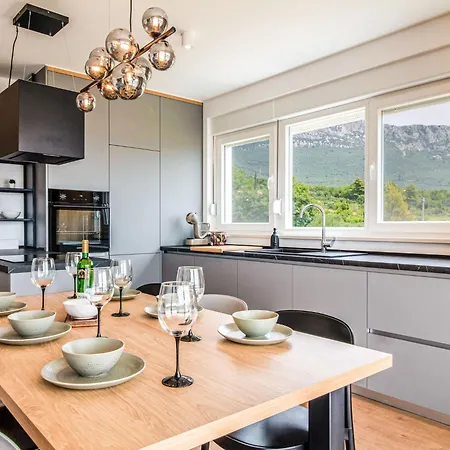 Olea- Pool- Grill- Naehe Flughafen Split By Interhome *