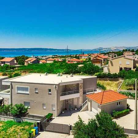 Olea- Pool- Grill- Naehe Flughafen Split By Interhome Vikendica